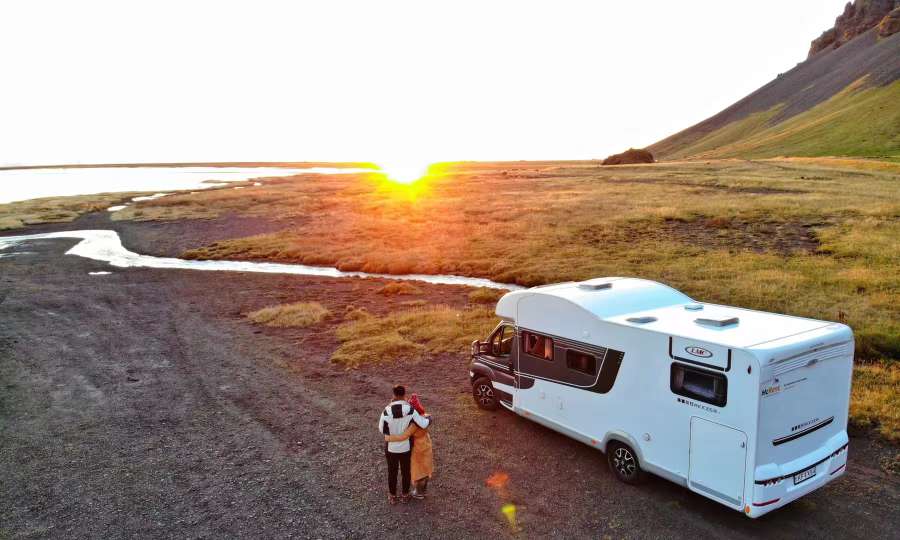 驾房车环游冰岛体验“孤独世界之旅”_蔚来ES8怎么样-口碑精选